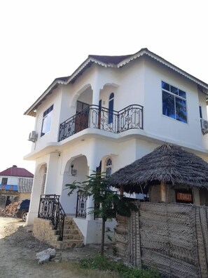 Exterior detail - Storm Sailor Villa (Jambiani)