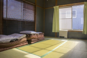 Chambre (Private Vacation Home) | Bureau, Wi-Fi gratuit, draps fournis