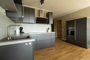 Luxury apt near Ski area Winterberg 2 | Privat køkken | Køleskab/fryser i fuld størrelse, ovn, kogeplade, opvaskemaskine