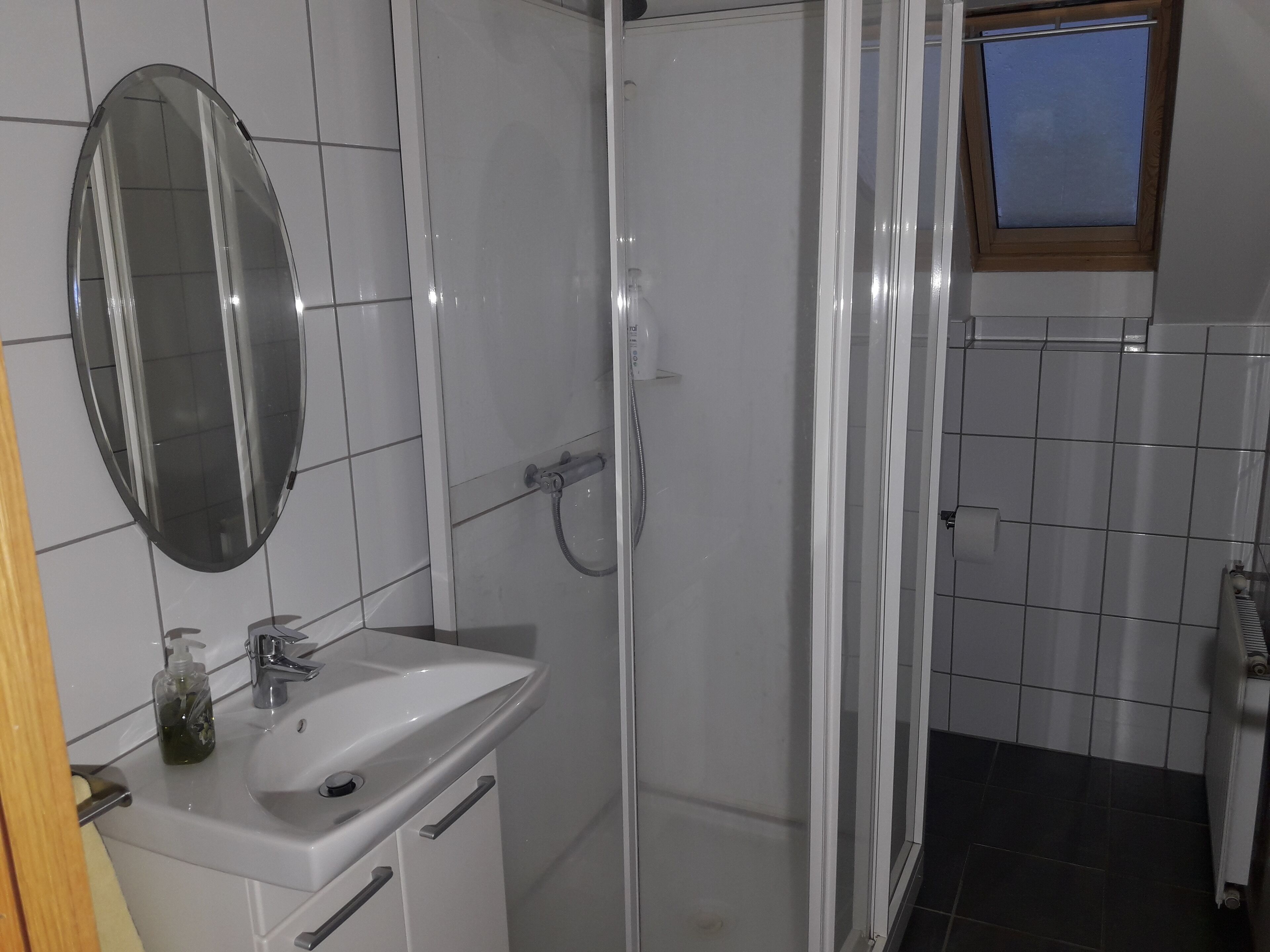 Basic Double or Twin Room, Shared Bathroom | Bathroom