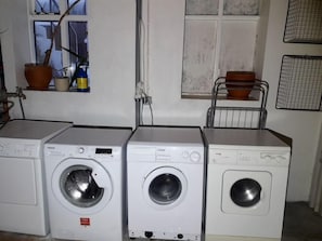 Phòng đôi hoặc 2 giường đơn cơ bản, phòng tắm dùng chung | Giặt ủi