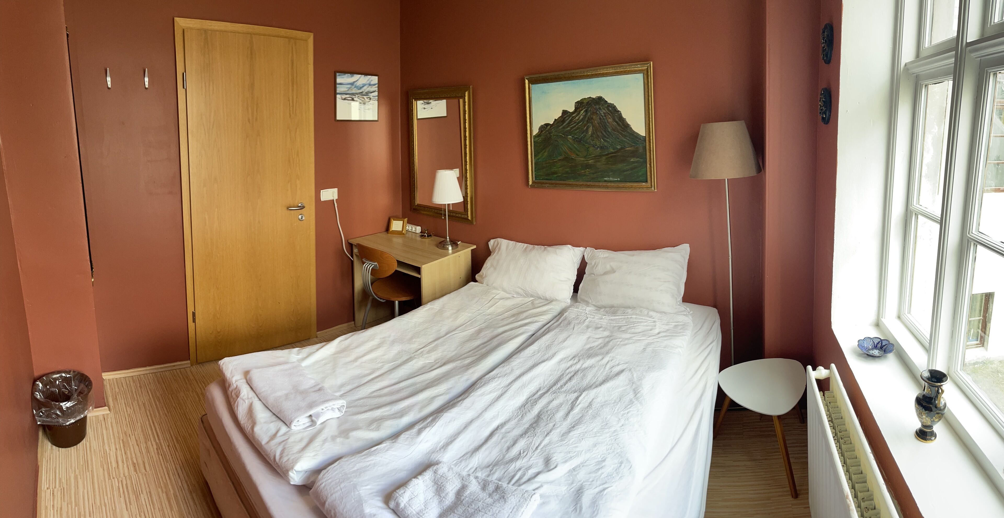 Dobbelt- eller tomannsrom – basic, delt bad | Wi-fi (inkludert) og sengetøy