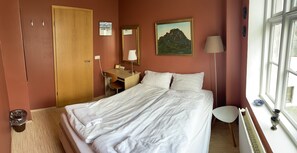 Dobbelt- eller tomannsrom – basic, delt bad | Wi-fi (inkludert) og sengetøy