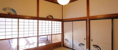 4 habitaciones, escritorio, wifi gratis y ropa de cama