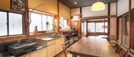 Basic-Zimmer (Private Vacation Home) | Eigene Küche | Kühlschrank, Mikrowelle, Herdplatte, Wasserkocher mit Kaffee-/Teezubehör