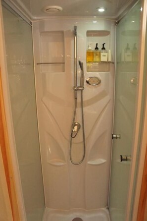 Rom – basic (Private Vacation Home) | Dusj på badet