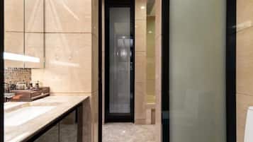 Suíte | Banheiro | Chuveiro, produtos de toalete grátis, secador de cabelo, chinelos