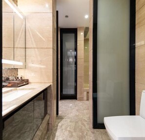 慕尚豪華壹房壹廳套房 | 浴室 | 淋浴設備、免費梳洗用品、風筒、拖鞋