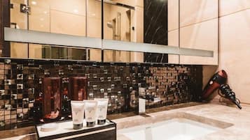 Habitación doble Deluxe | Lavabo en el baño