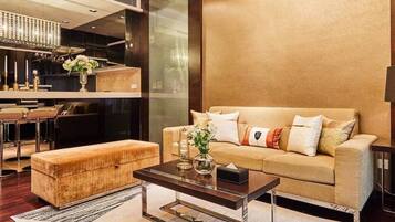 Suite Premier | Sala de estar | Una televisión LCD