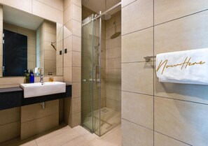 Premium Suite | Bathroom | Shower, hair dryer, towels, soap