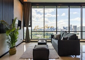 Signature Suite | Desk, iron/ironing board, bed sheets - Opus Boutique Suites by NowHere (Kuala Lumpur)