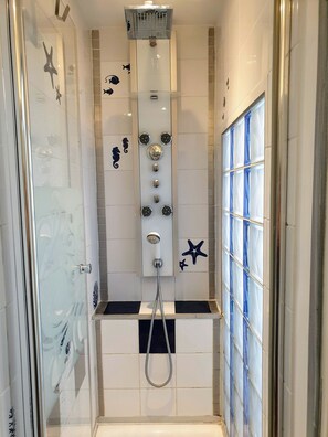 Baignoire, sèche-cheveux, serviettes fournies, papier toilette