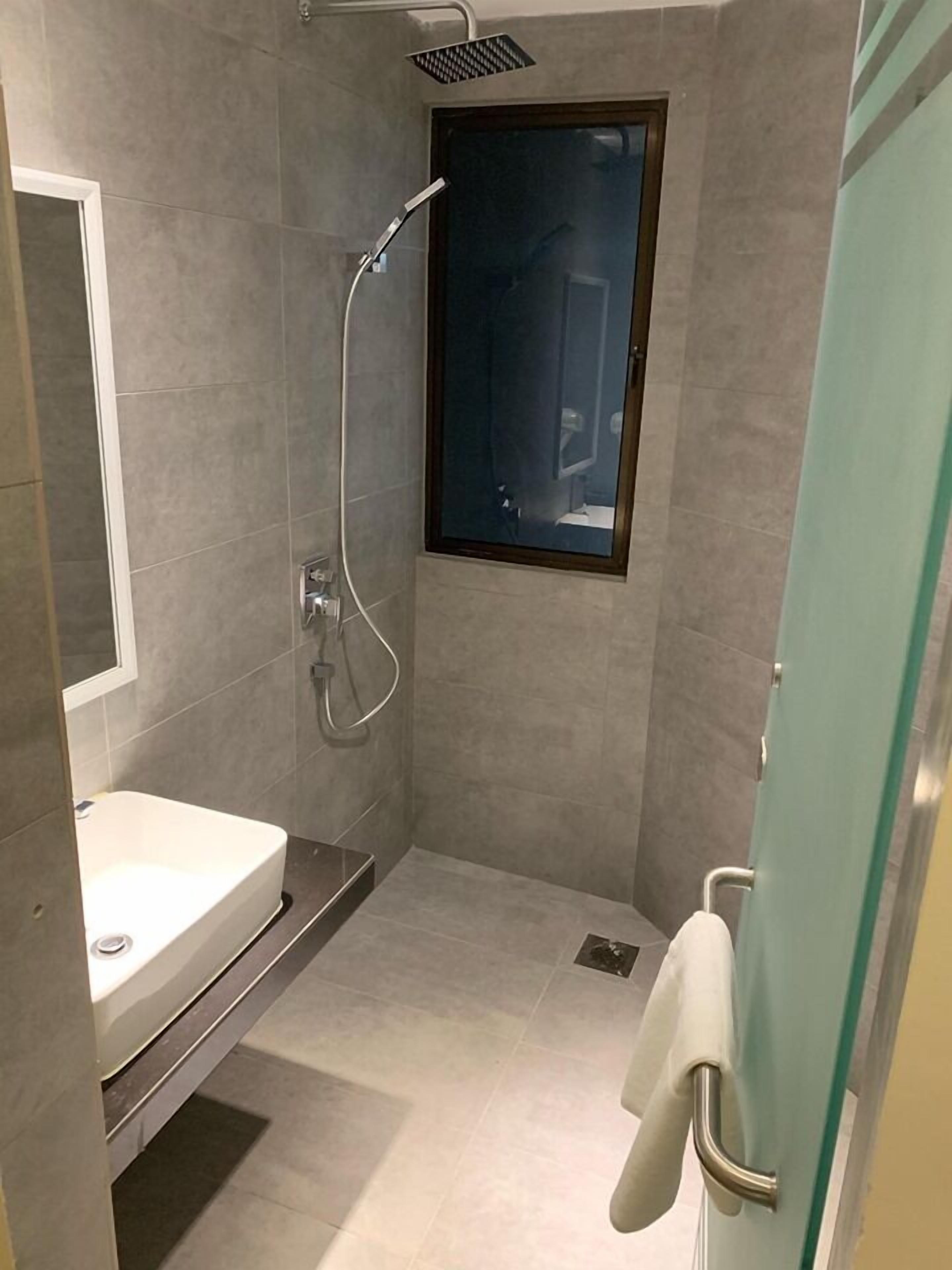 shower, rainfall showerhead, free toiletries, hair dryer