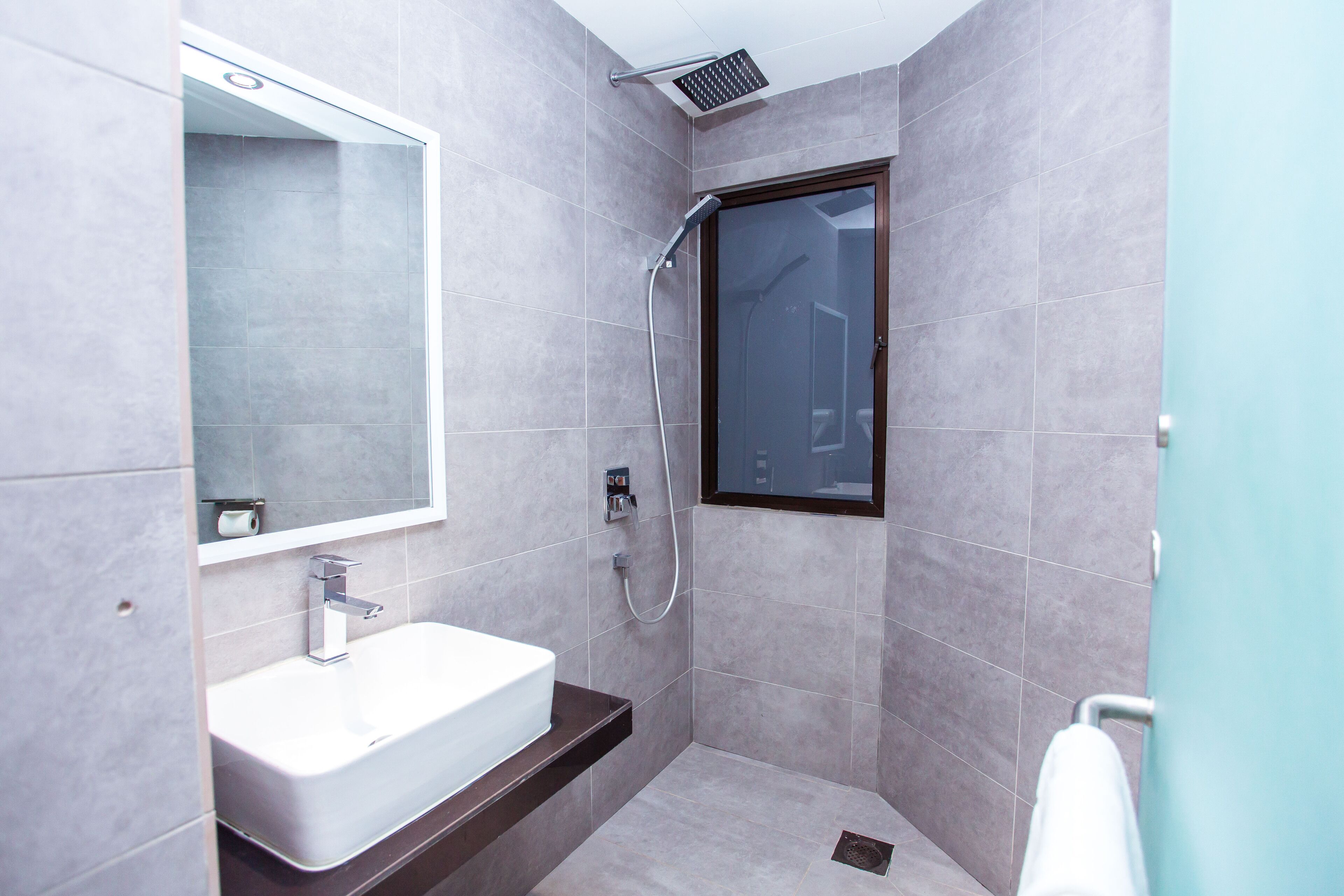 shower, rainfall showerhead, free toiletries, hair dryer