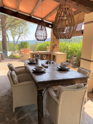 Outdoor dining - Fantastic Tuscan villa in a secluded location with pool and outdoor kitchen, close to the sea (Caldana)