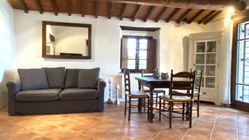 Älytelevisio, DVD-soitin, kirjoja, musiikkikirjasto