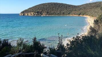 Ranta lähistöllä, aurinkotuoleja