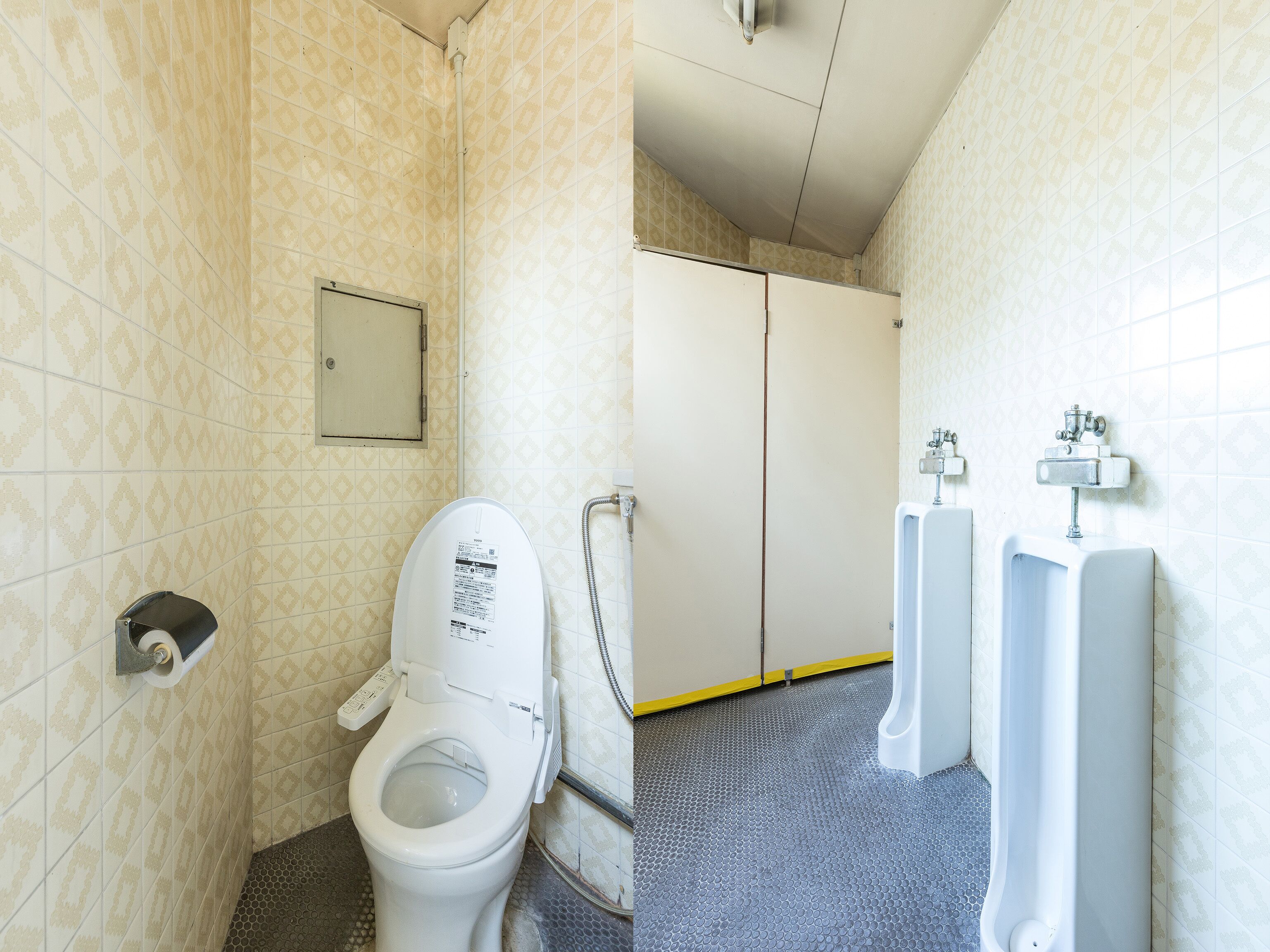 Baño con inodoro, orinales y secamanos.
