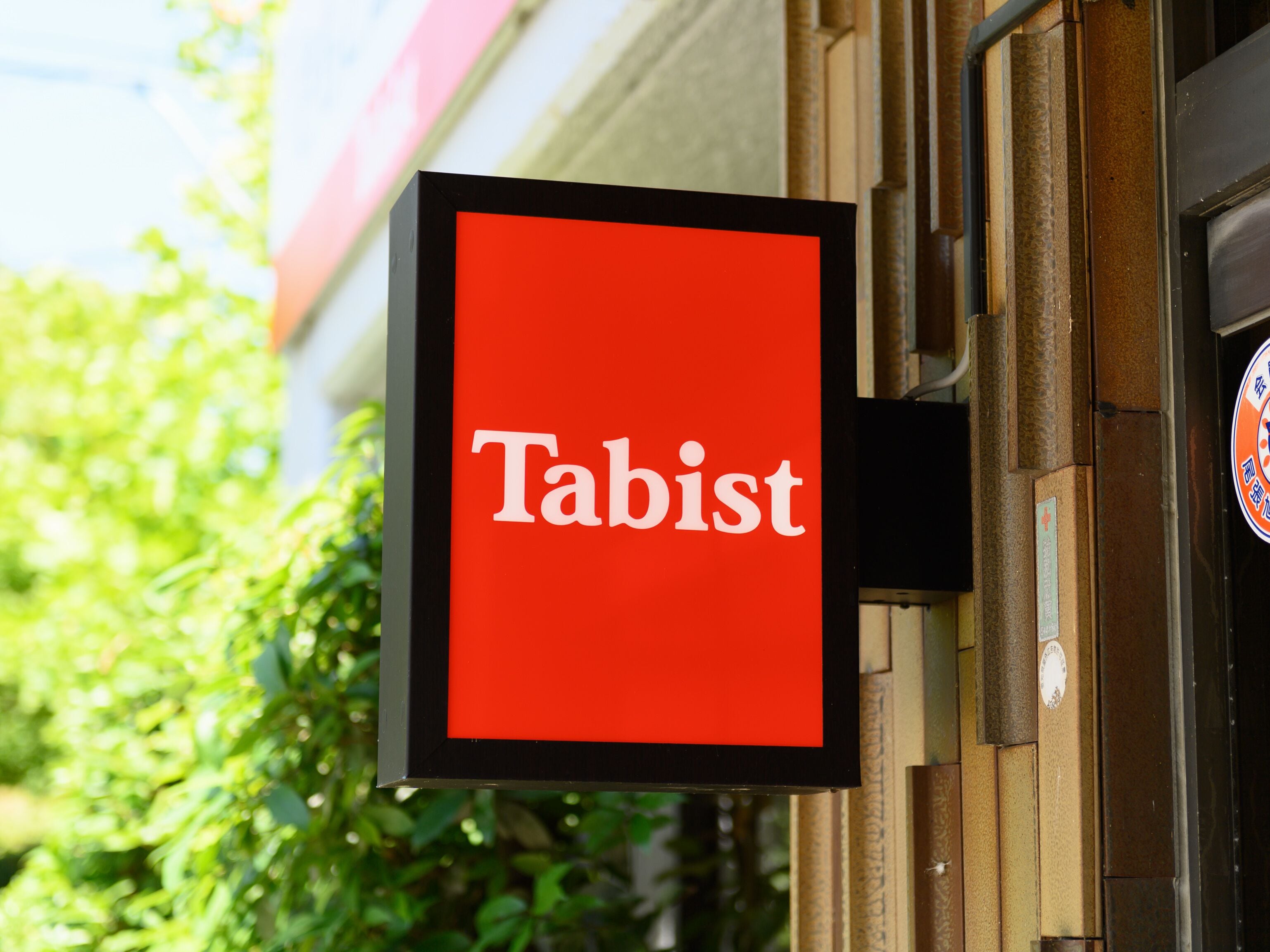 Un letrero con la palabra 'Tabist' sobre un fondo rojo.