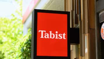 Un letrero con la palabra 'Tabist' sobre un fondo rojo.