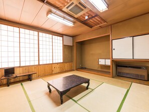 Japanese Style Quintuple Room with Shared Bathroom, Non Smoking | Bed sheets