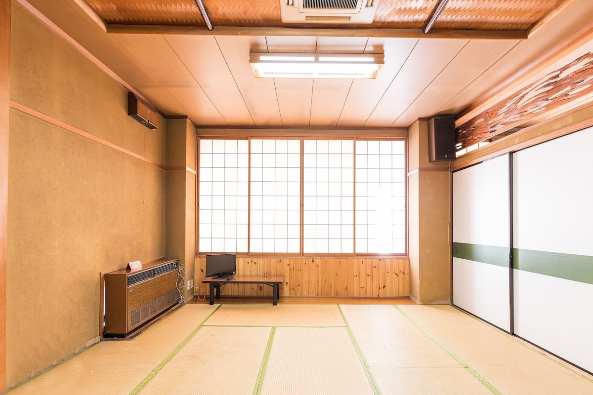 Japanese Style Quintuple Room with Shared Bathroom, Non Smoking | Bed sheets