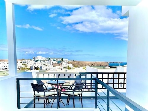 Huvila, jossa oma lämmitetty uima-allas, langaton internetyhteys makuuhuoneissa. Satelli