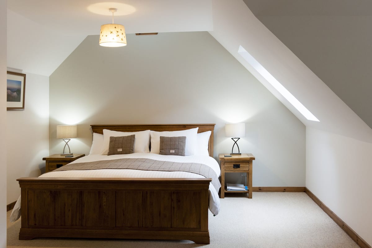 King Room with Mountain View (Pap) | Egyptian cotton sheets, premium bedding, down duvets, blackout curtains
