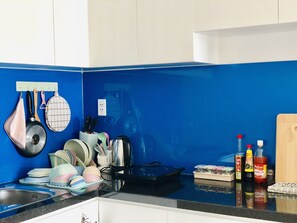 Kjøleskap, kokeplater, vannkoker og kjøkkenutstyr