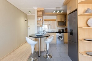 Appartement (2 Bedrooms) | Cuisine privée | Réfrigérateur grande capacité avec congélateur, four à micro-ondes