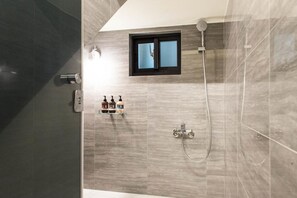 Bathroom shower - Morebetterstay Homestay (Tainan)