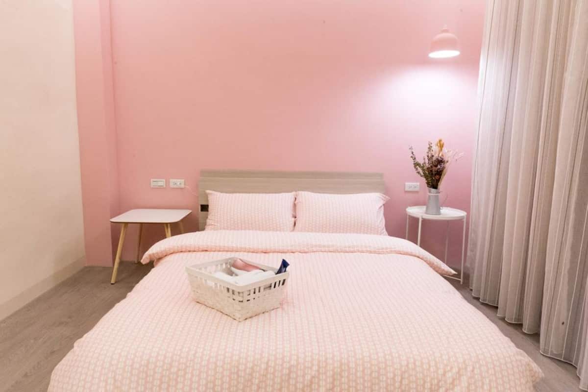 1 bedroom, desk, blackout drapes, free WiFi