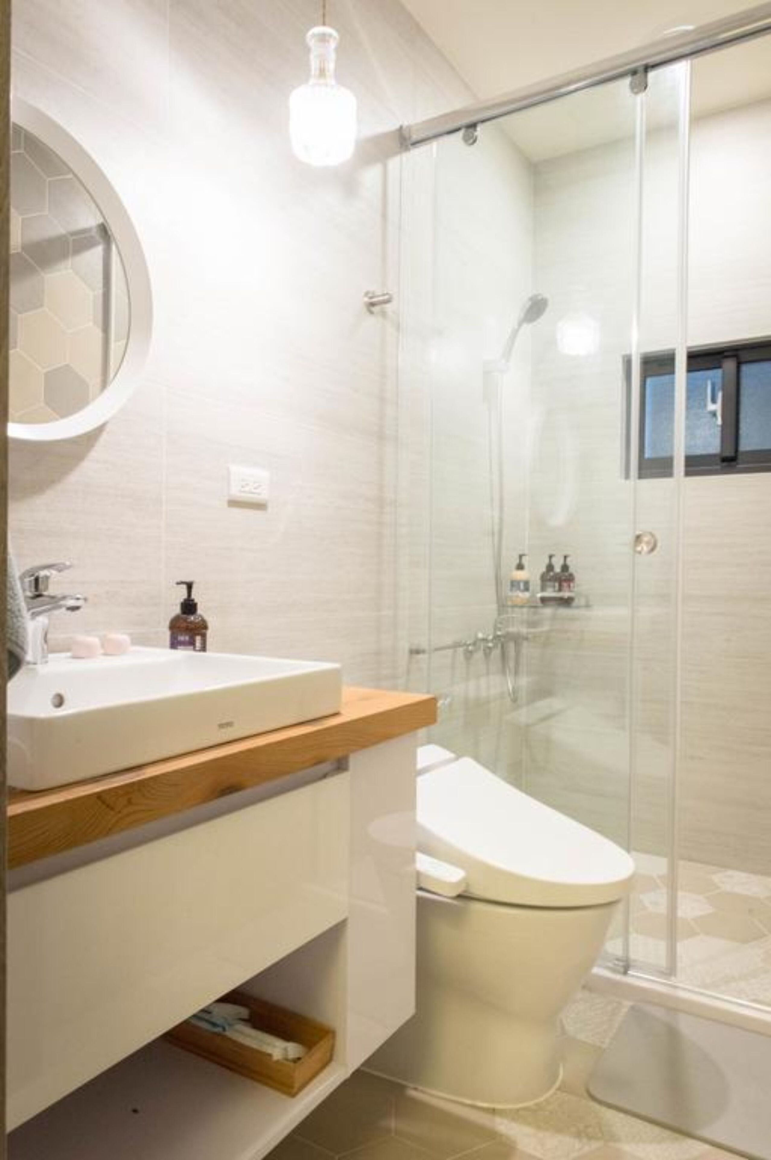 Douche, articles de toilette gratuits, sèche-cheveux, chaussons