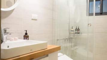 Douche, articles de toilette gratuits, sèche-cheveux, chaussons