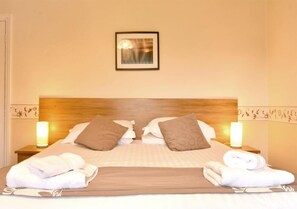 Individually decorated, individually furnished, desk, free WiFi - Brook House Inn (Holmrook)