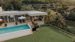 Outdoor pool, pool umbrellas, sun loungers - White Monkey Villa - Private Pool & Jacuzzi (Langkawi)