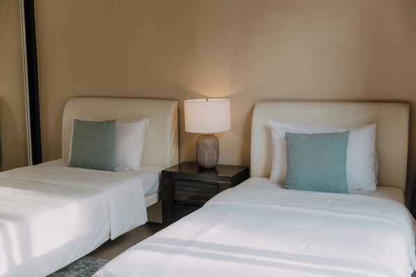 5 bedrooms, premium bedding, minibar, blackout curtains - White Monkey Villa - Private Pool & Jacuzzi (Langkawi)