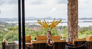 Outdoor dining - White Monkey Villa - Private Pool & Jacuzzi (Langkawi)