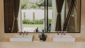 Luxury Villa, 5 Bedrooms, Private Pool, Sea View | Bathroom | Rainfall showerhead, eco-friendly toiletries, hair dryer, slippers - White Monkey Villa - Private Pool & Jacuzzi (Langkawi)