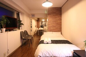 MG507 Apartment with 2 Bedrooms and Dining Kitchen | 2 bedrooms, premium bedding, desk, laptop workspace