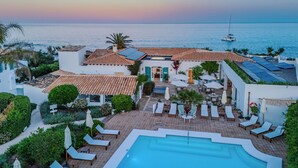 A resort with a swimming pool, sun loungers, and a view of the sea. - The Sea Club (Capdepera)
