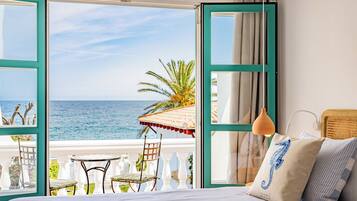 Design dubbelrum eller tvÄbÀddsrum - 1 sovrum - balkong - havsutsikt | Allergitestade sÀngklÀder, minibar och vÀrdeförvaringsskÄp pÄ rummet