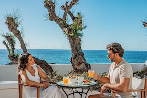 Daily buffet breakfast (EUR 15 per person)