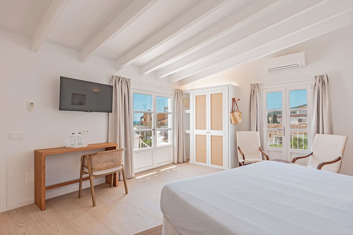 Deluxe Double Room | Hypo-allergenic bedding, in-room safe, individually decorated