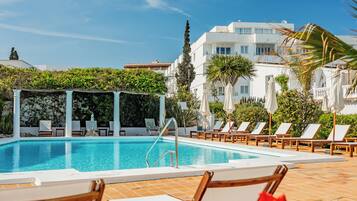 Piscina all'aperto, una piscina riscaldata, ombrelloni da piscina