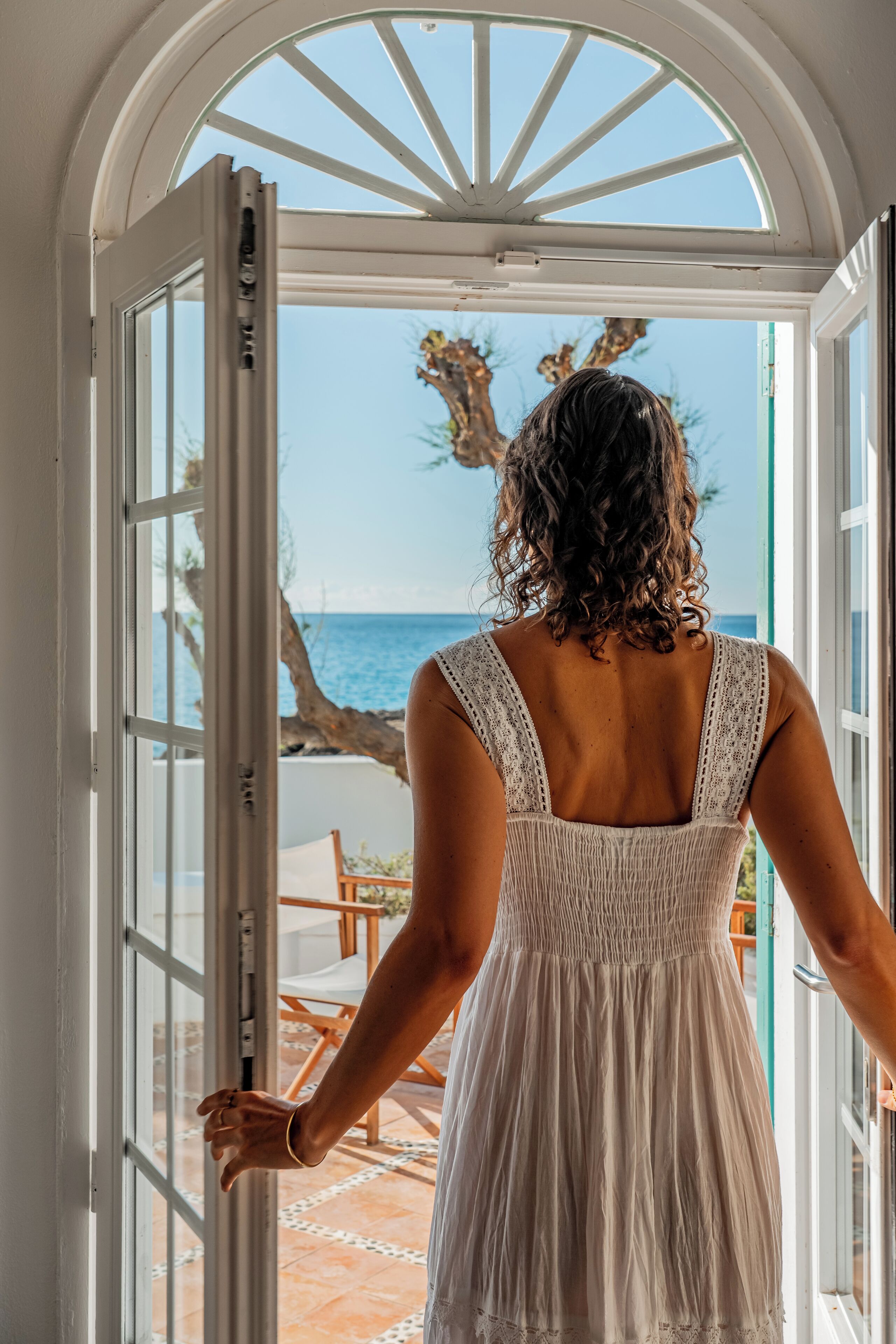 ملاءات للفراش لا تسبب الحساسية وميني بار وخزنة داخل الغرفة