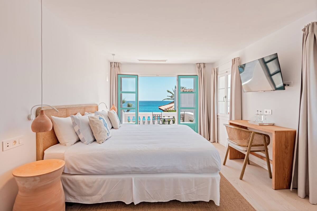 Quarto casal conforto, 1 quarto, sacada, vista para o mar | Roupas de cama antialérgicas, frigobar, cofres nos quartos, escrivaninha