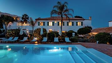 Hồ bơi ngoài trời, hồ bơi nước nóng, dù/ô trên bãi biển/hồ bơi