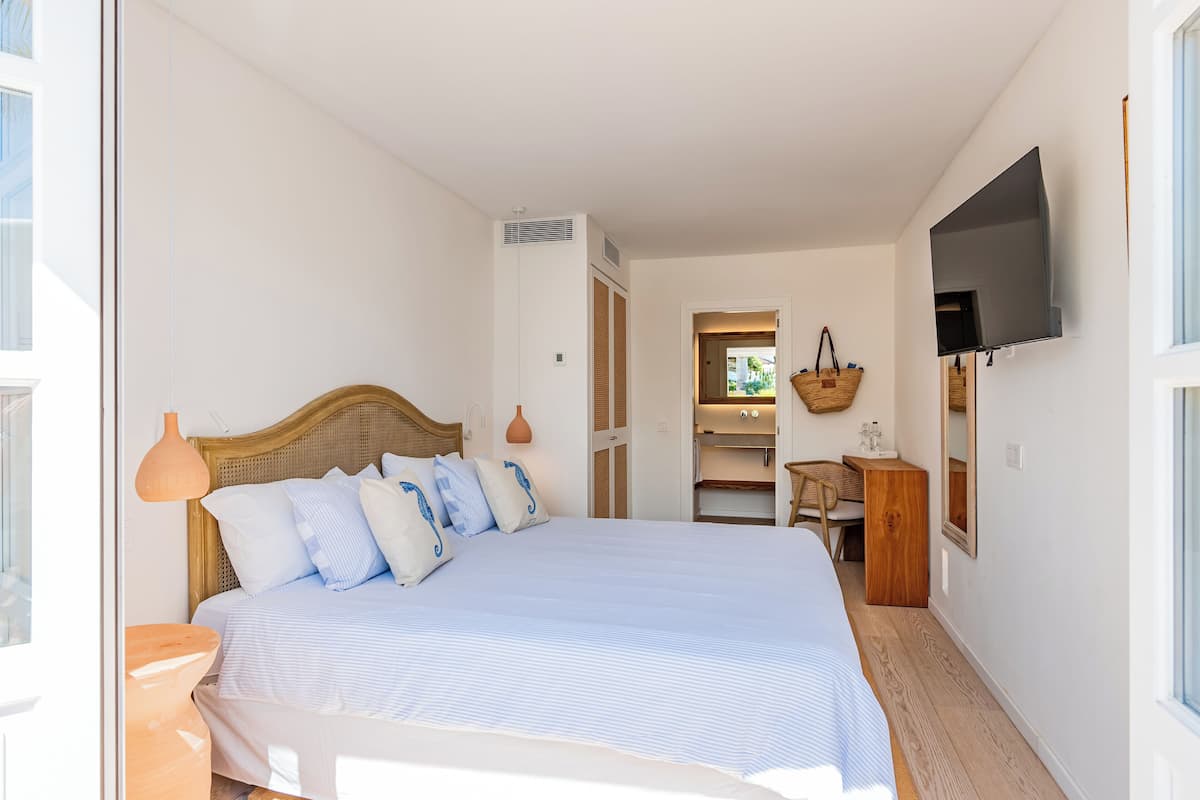 Double or Twin Room, Terrace | Hypo-allergenic bedding, in-room safe, individually decorated